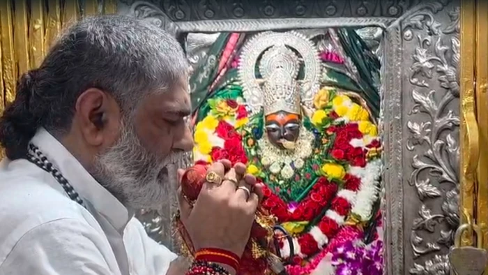नवरात्र के चौथे दिन मैहर की मां शारदा का हुआ विशेष शृंगार और पूजन, दर्शन के लिए पहुंच रहे भक्त