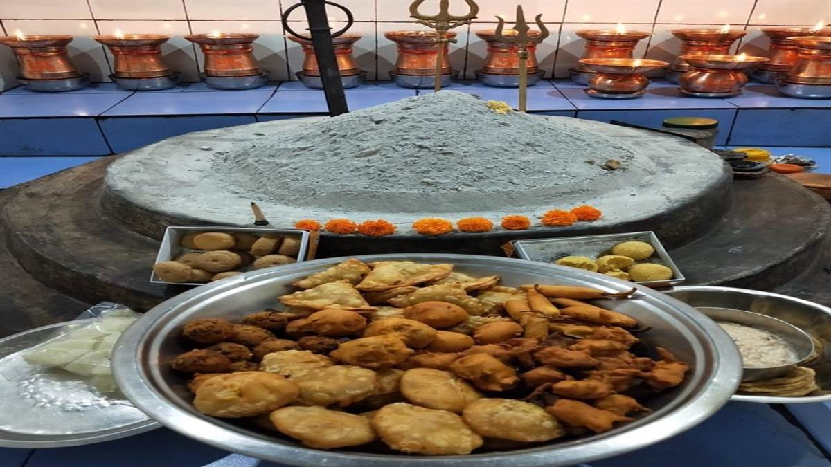 फल-मिठाइयां नहीं… कचौड़ी, समोसे और मिर्ची भजिया का भोग! जानिए रायपुर के इस प्राचीन मंदिर का अनोखा सच रहस्य