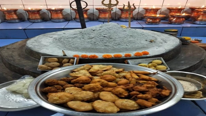 फल-मिठाइयां नहीं... कचौड़ी, समोसे और मिर्ची भजिया का भोग! जानिए रायपुर के इस प्राचीन मंदिर का अनोखा सच रहस्य