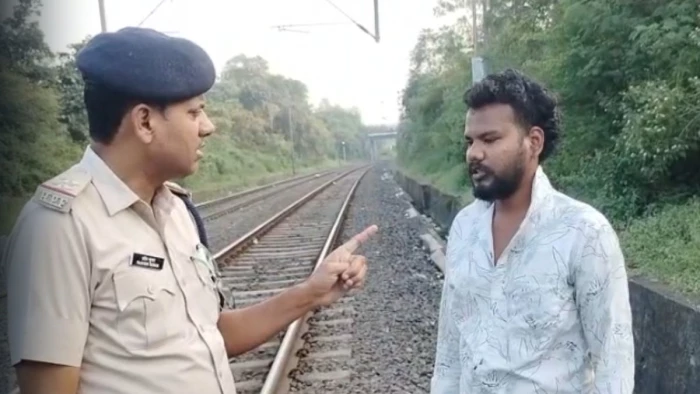 जबलपुर में सतपुला पुल के पास सिंगरौली इंटरसिटी पर पत्थराव, आधे घंटे में दबोचा; आरोपी बोला-निशाना लगाना सिखा रहे थे