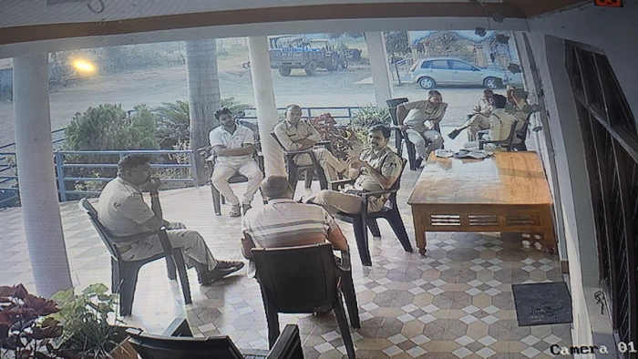 उमरिया में सीएम के दौरे से पहले युवा कांग्रेस अध्यक्ष के घर पहुंची पुलिस, काले झंडे दिखाने की घोषणा की थी