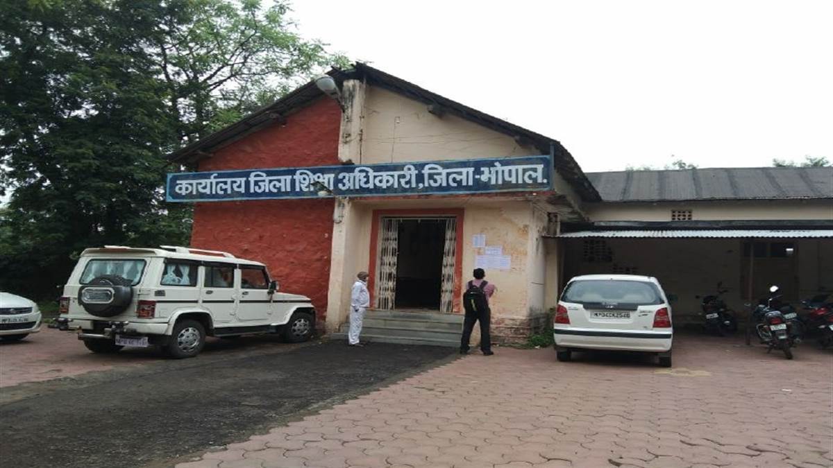 Bhopal News डीईओ ने प्राचार्यों से कहा अतिरिक्त कक्षा लगाकर परीक्षा की