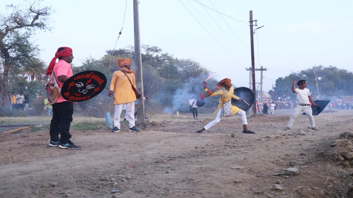 Diwali 2023: इंदौर के पास गौतमपुरा में हिंगोट युद्ध, खूब चले अग्निबाण, 30 घायल, 1 गंभीर