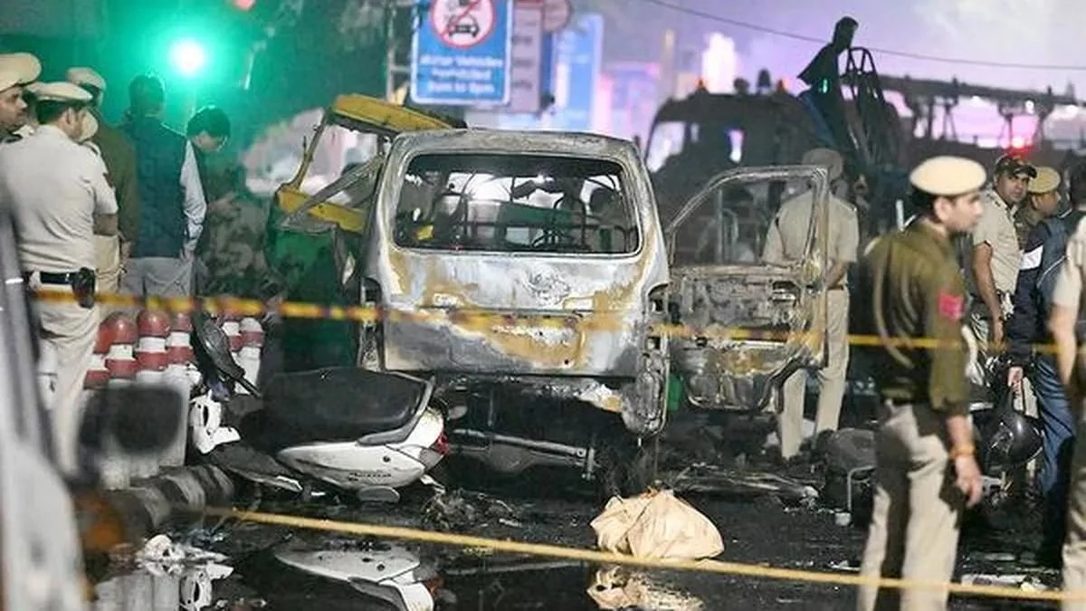 Delhi Terror Attack: पार्किंग में 3 घंटे बैठकर बनाया बम, 32 कारों से देश को दहलाने की साजिश— पढ़ें दिल्ली धमाके की पूरी रिपोर्ट