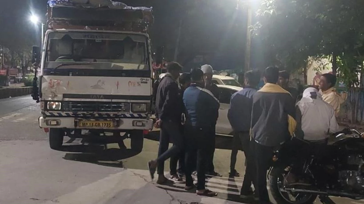 MP: रतलाम में चलते वाहन से लहसुन के कट्टे उतारते दो युवक पकड़े गए, व्यापारी ने पकड़कर पुलिस को सौंपा