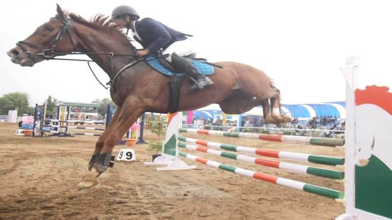 भोपाल में घुड़सवारी प्रतियोगिता का रोमांच अकादमी के राजू आसुप्रीत और ...