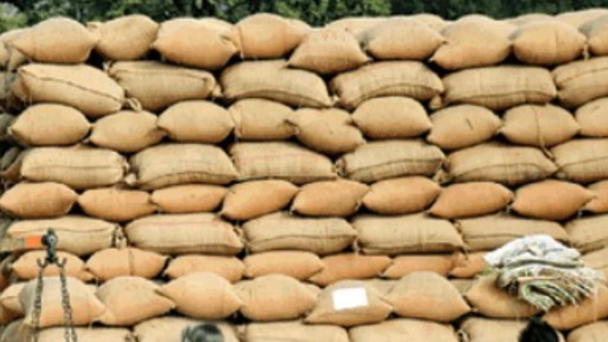 छत्तीसगढ़ सरकार को 10 करोड़ का 'झटका', स्टोरेज सेंटर में कम मिला 43 हजार क्विंटल धान, पुलिस ने लिया एक्शन