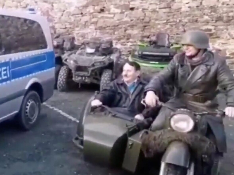 Hitler Riding Bike इस हिटलर को देखकर डरने की बजाय हंसने लगे लोग, अब जांच में जुटी पुलिस