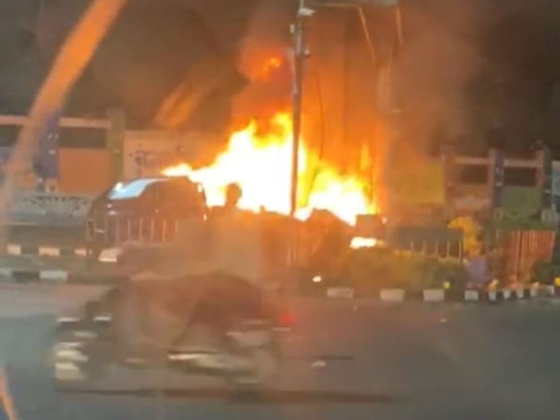 Video : भोपाल में देर रात खंभे से टकराने के बाद कार में लगी आग, टला बड़ा हादसा