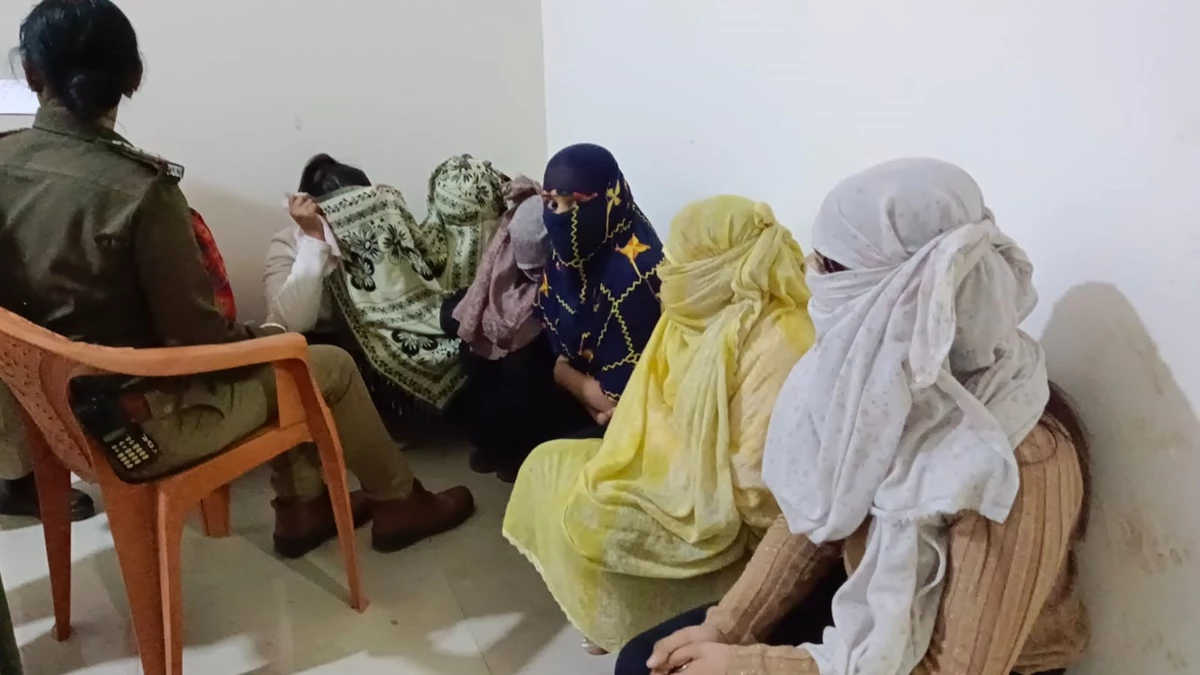 स्पा सेंटर के अंदर छोटे-छोटे कमरे, तीन जोड़े आपत्तिजनक स्थिति में मिले