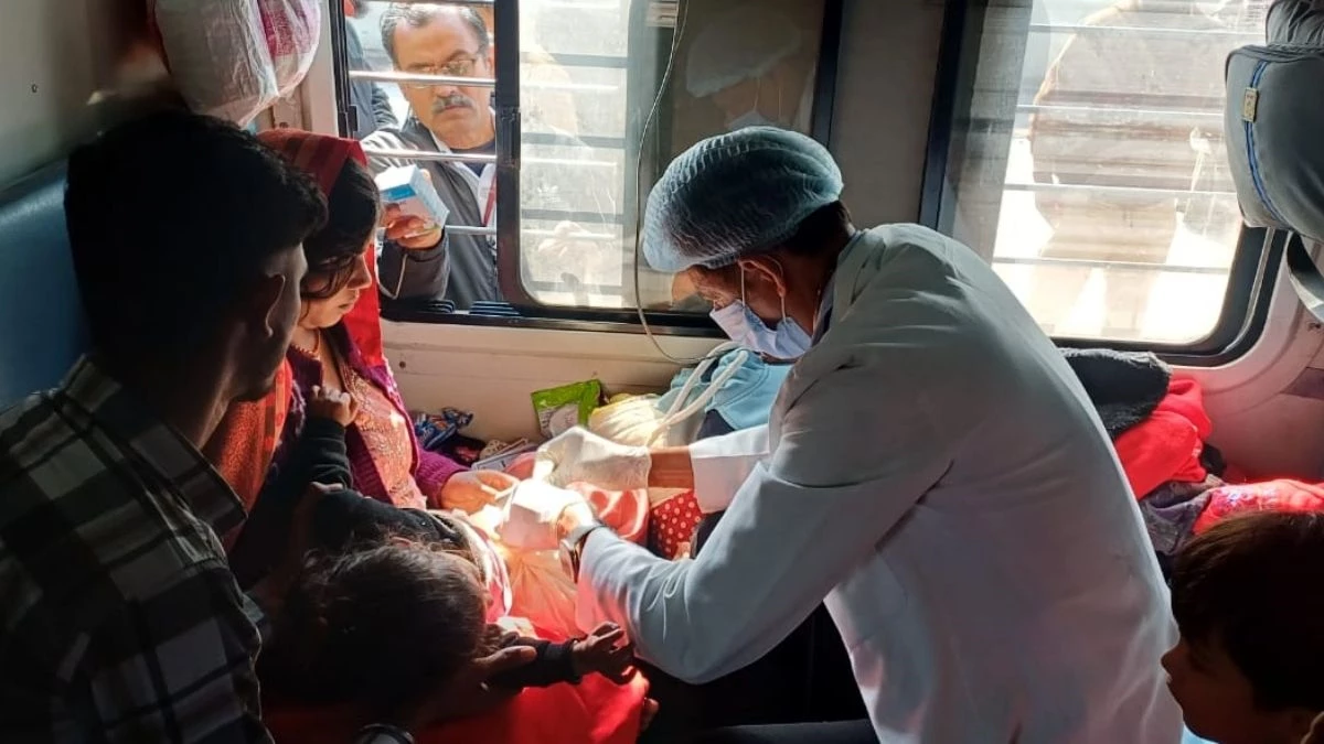 MP में पवन एक्सप्रेस में बच्चे को जलने की घटना, रेलवे चिकित्सक ने ट्रेन में ही किया इलाज