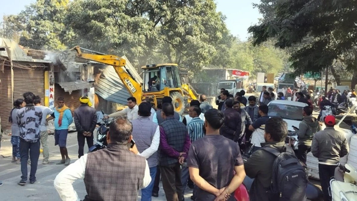 अंबिकापुर में न्यायालय की जमीन से कब्जा हटाने के लिए बुलडोजर