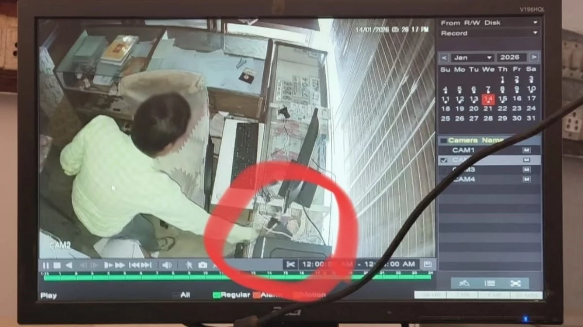 गुरुजी या मोबाइल चोर? सीसीटीवी ने खोली पोल, राजनांदगांव में शातिर शिक्षक की शर्मनाक करतूत फिर आई सामने