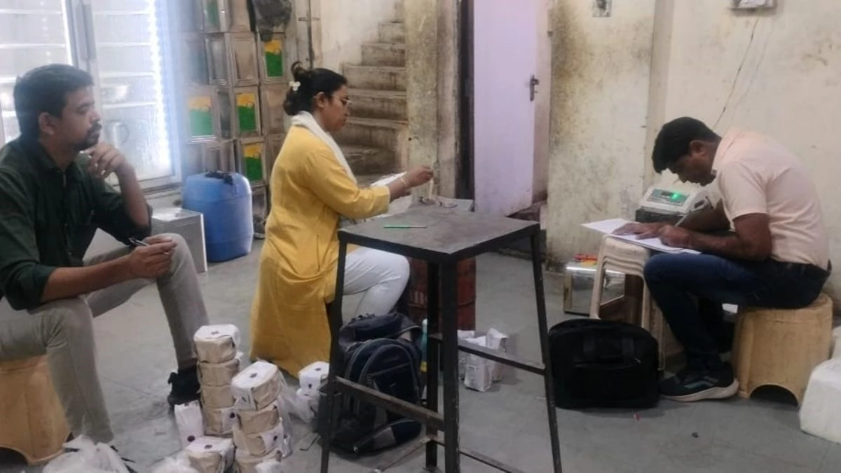 इंदौर में प्रशासन की बड़ी कार्रवाई, 300 किलो संदिग्ध पनीर और 1000 लीटर पामोलीन तेल जब्त