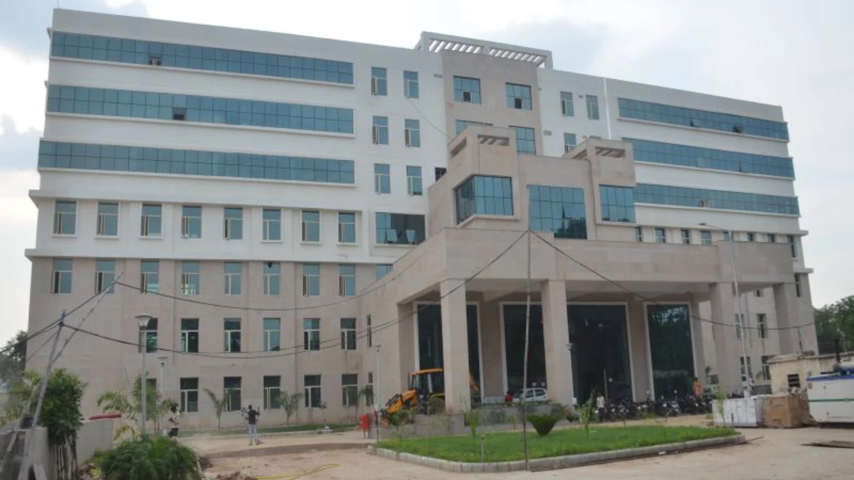 साहब आए तो सुधर गई सेहत, ग्वालियर के सुपर स्पेशियलिटी अस्पताल में निरीक्षण का 'जादू', रातों-रात ठीक हुईं लिफ्टें और चकाचक हुईं दीवारें