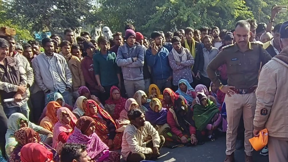 एंबुलेंस की टक्कर से घायल युवक की मौत, गुस्साए ग्रामीणों ने रतलाम-बांसवाड़ा रोड पर लगाया जाम