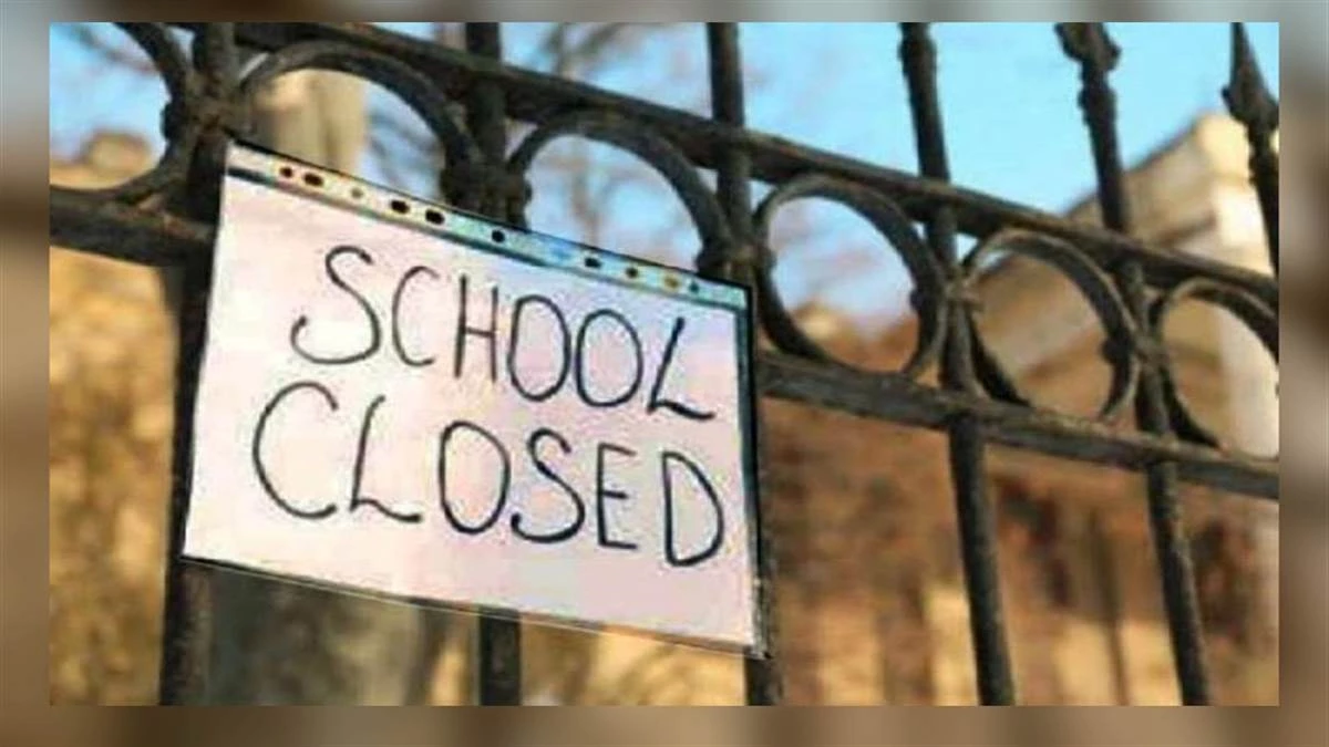 'मैडम ने एक भी क्लास नहीं ली', मोहला में आदिवासी बच्चों की पढ़ाई ठप, गुस्साए ग्रामीणों ने स्कूल में जड़ा ताला