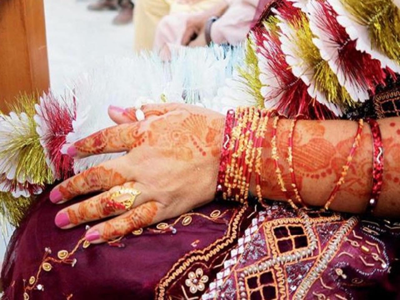 इंदौर में तेरह साल बड़े लड़के से शादी पर अड़ी नाबालिग, अधिकारियों ने बाल विवाह तो रुकवाया पर करनी पड़ी सगाई