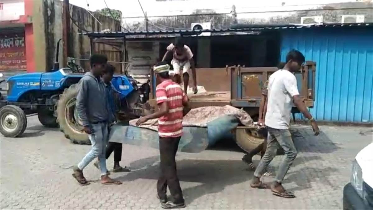 Raigarh News: नहीं मिली एम्बुलेंस, ट्रैक्टर की ट्राली में लादकर पीएम के लिए लाना पड़ा शव