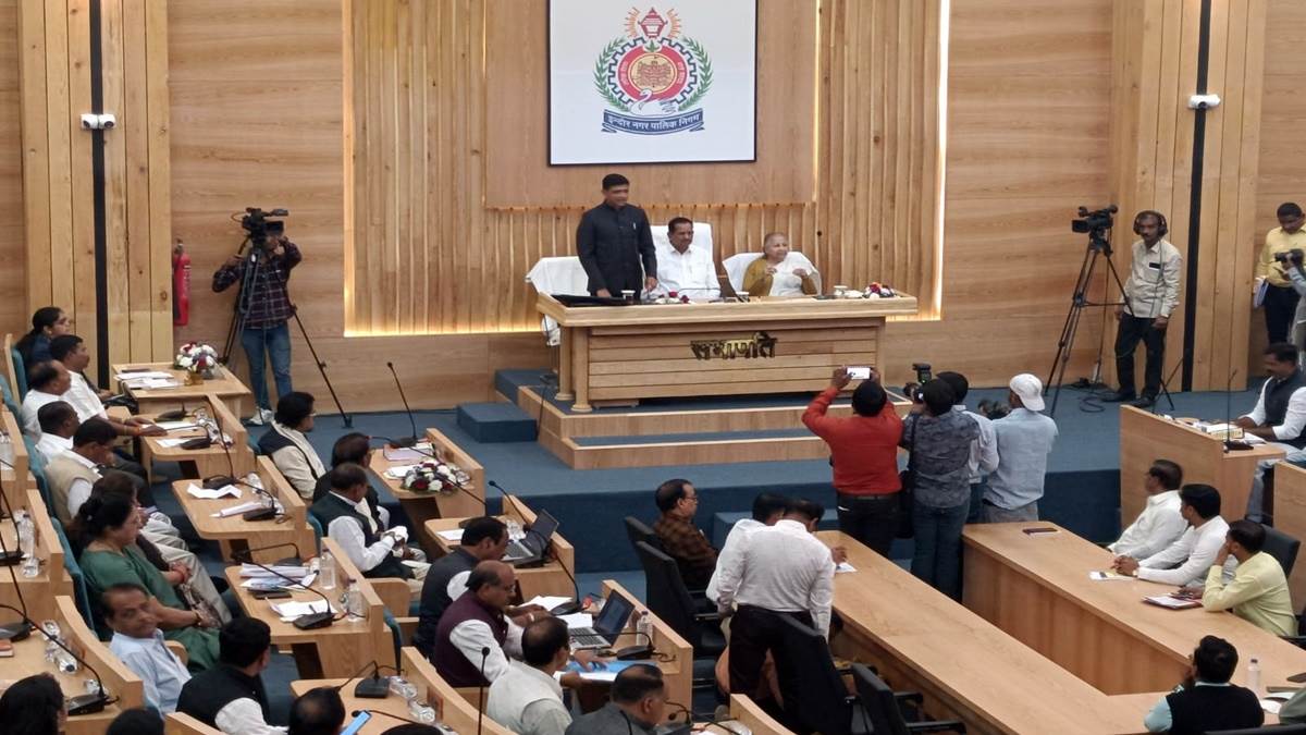Indore News: इंदौर नगर निगम परिषद की शुरुआत हंगामे के साथ