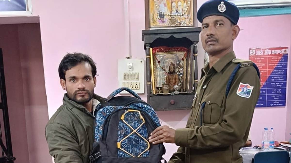 Bilaspur Railway News: आपरेशन अमानत: दो करोड़ का सामान लौटाकर यात्रियों को दी राहत