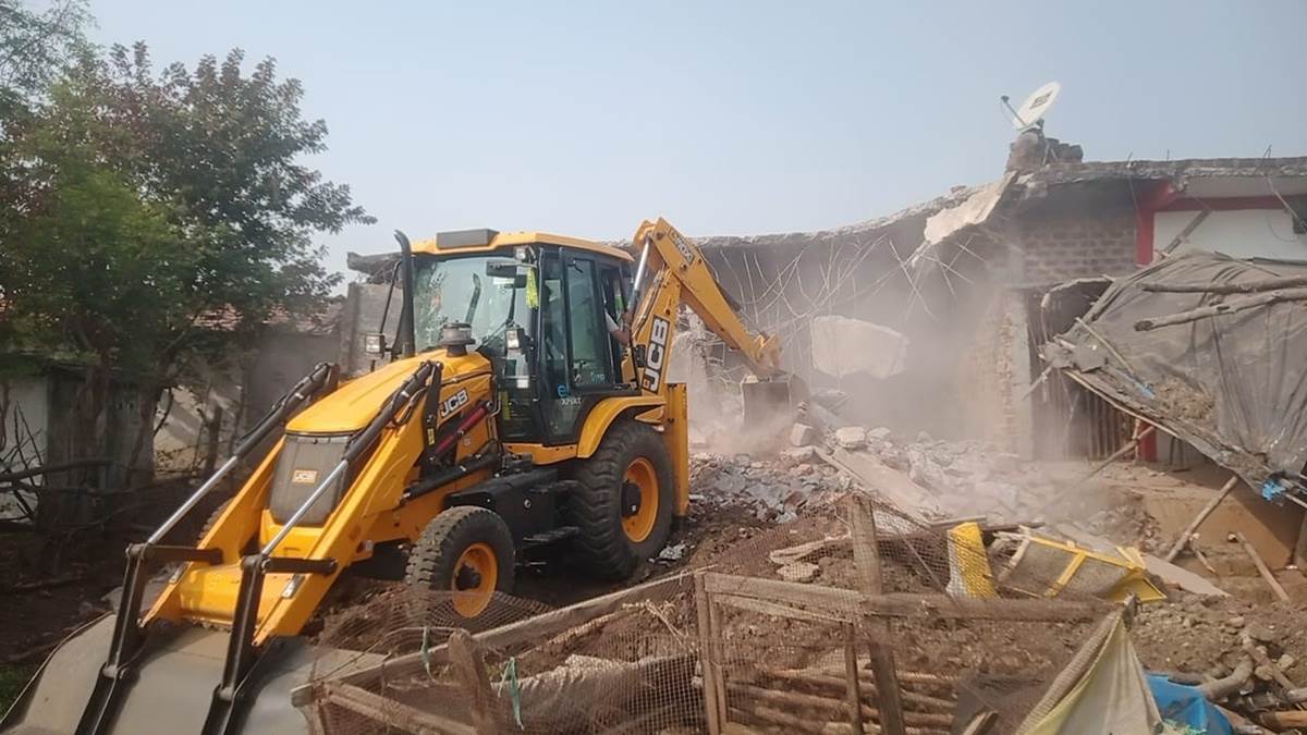 Sehore News: मानव तस्कर गिरोह के सदस्यों के घरों पर चला बुलडोजर