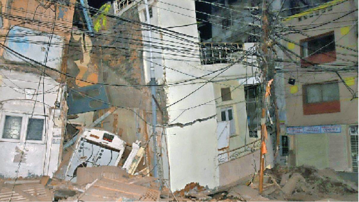 इंदौर में मुराई मोहल्ला में एक के बाद एक तीन मकान गिरे, ड्रेनेज लाइन के लिए हो रही खोदाई के कारण हादसा होने का आरोप