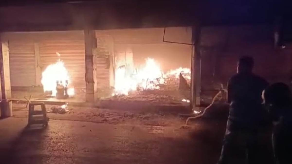 Dantewada: शार्ट सर्किट से मोबाइल शाप में लगी भीषण आग, लाखों का सामान जलकर हुआ खाक
