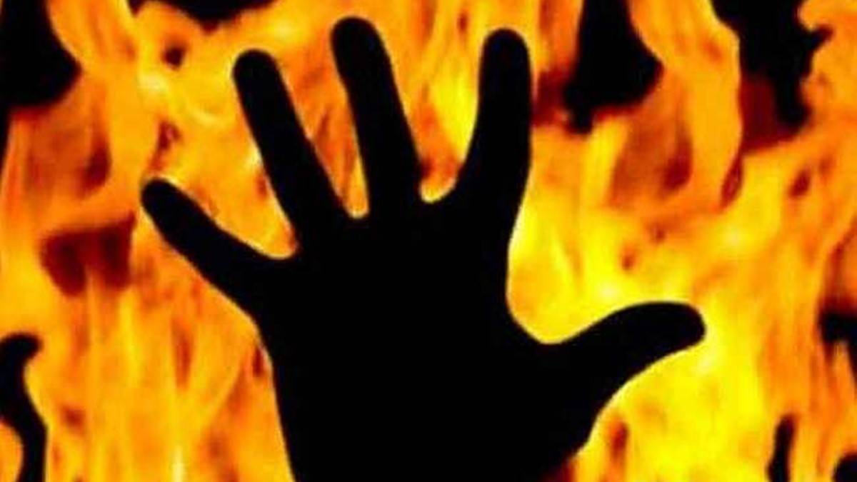 Dhamtari Crime News: सातवीं की छात्रा ने स्वयं पर मिट्टी तेल उड़ेलकर लगाई आग, हालत गंभीर