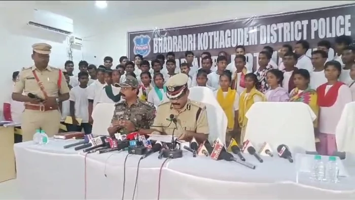Naxal Surrender: बीजापुर और सुकमा के नक्सलियों समेत 64 ने तेलंगाना में किया सरेंडर