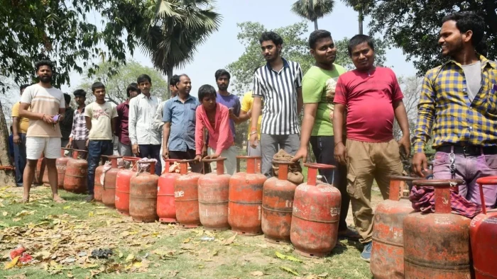 भोपाल में गैस को लेकर 'हाहाकार', बुकिंग के बाद भी उपभोक्ताओं को नहीं मिल रहे सिलिंडर, प्रशासन का पर्याप्त भंडारण का दावा