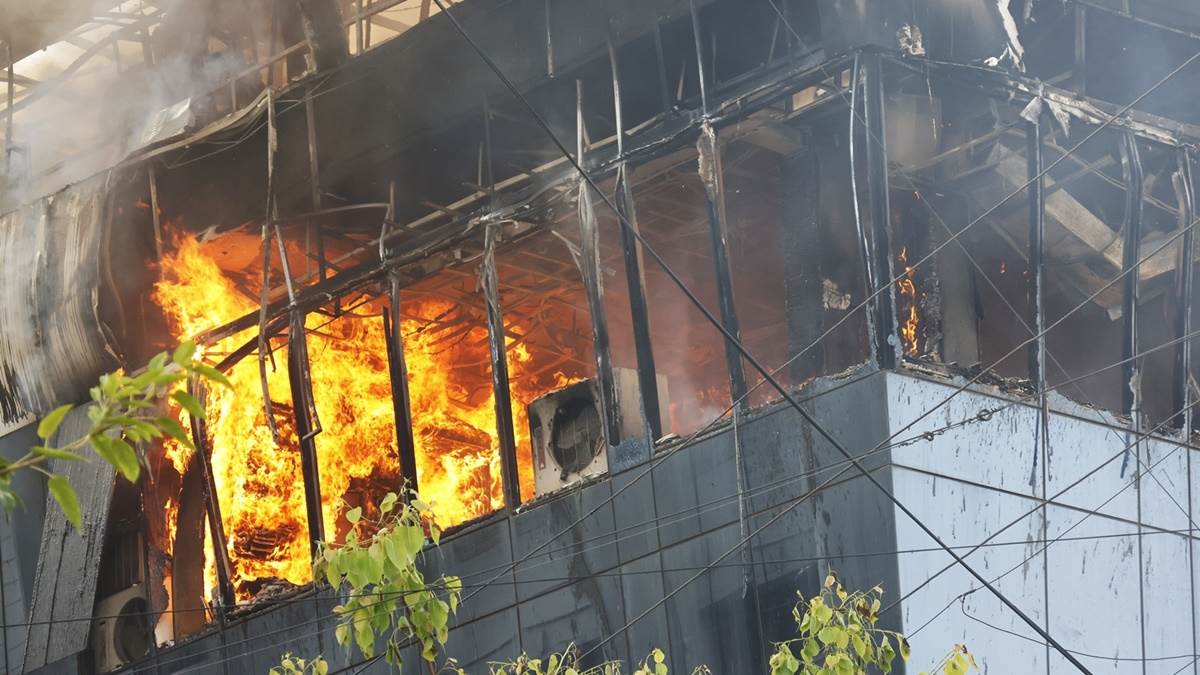 Fire in Indore: रूफटाप रेस्टोरेंट मचान में धमाका होते ही भागे कर्मचारी, इमारत की दो मंजिलें जली