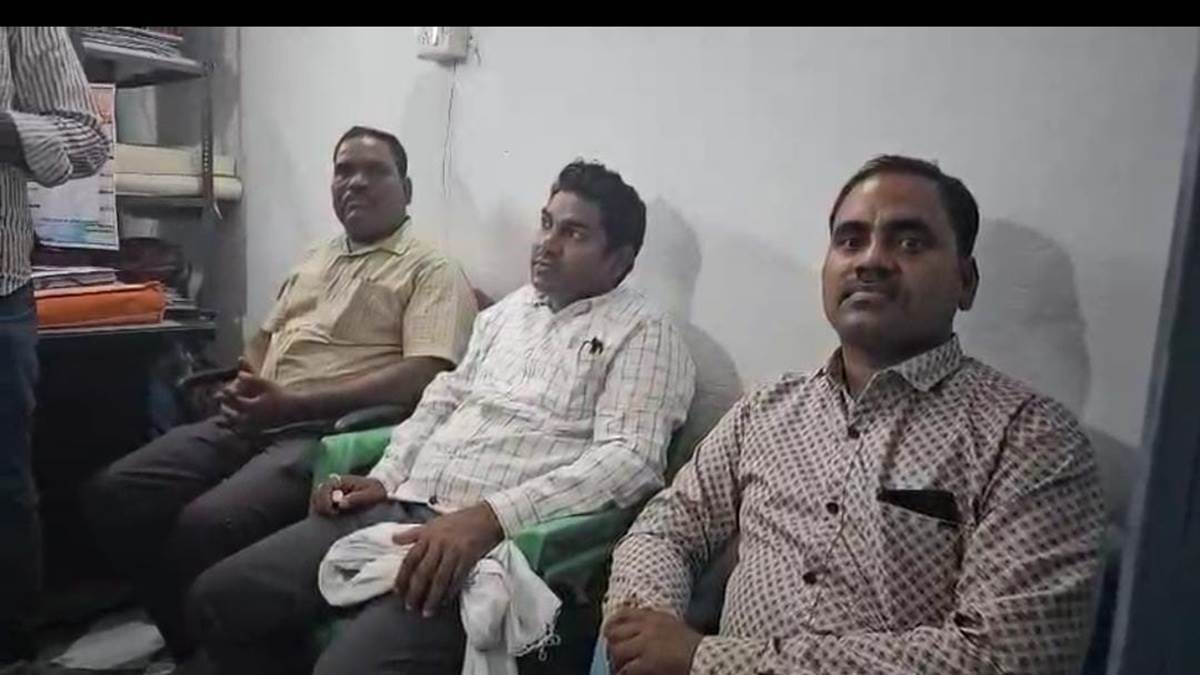 CG News: एसीबी की कार्रवाई, आरआई रिश्वत लेते रंगे हाथ गिरफ्तार, दूसरा आरोपी फरार