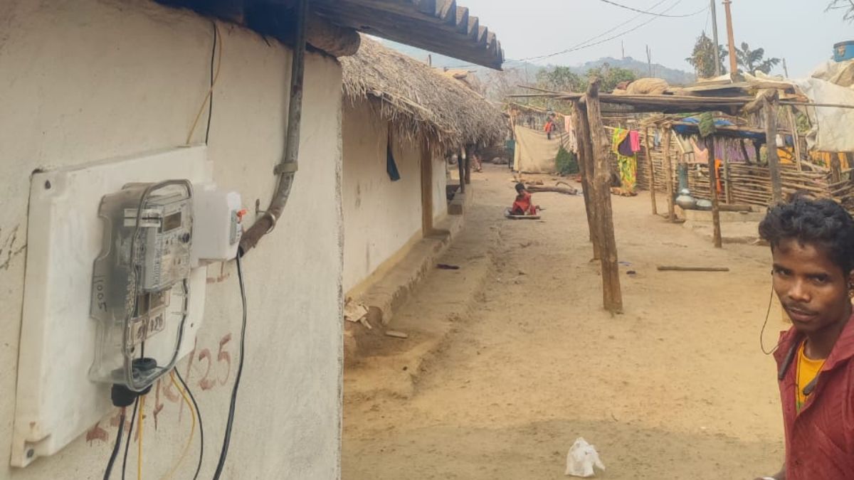 दशकों का अंधेरा हुआ दूर: नारायणपुर के गारपा गांव में पहली बार पहुंची बिजली, 48 परिवारों के जीवन में नया सवेरा
