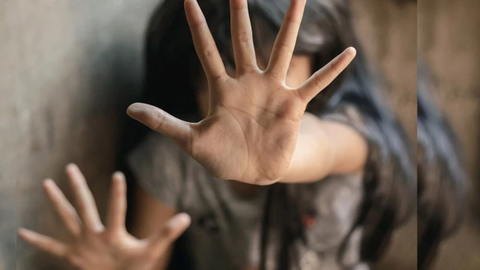 भोपाल: रिटायर्ड अधिकारी ने 6वीं की छात्रा से की अश्लील हरकत, CCTV में कैद हुई करतूत, पुलिस ने रेलवे स्टेशन से दबोचा