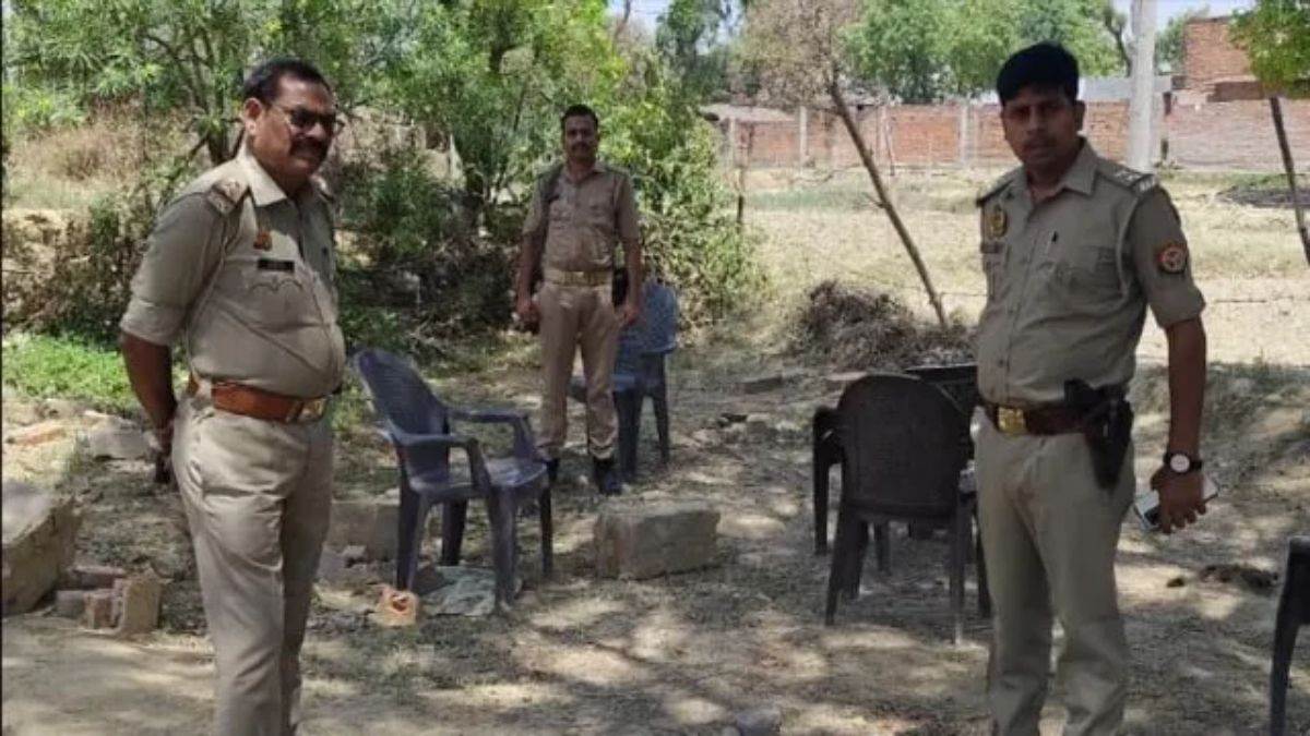 यूपी के इस गांव में पुलिस के डर से पुरुष फरार, घरों में ताले और गलियां सुनसान, भारी फोर्स तैनात