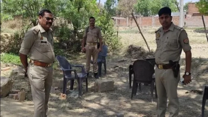 यूपी के इस गांव में पुलिस के डर से पुरुष फरार, घरों में ताले और गलियां सुनसान, भारी फोर्स तैनात