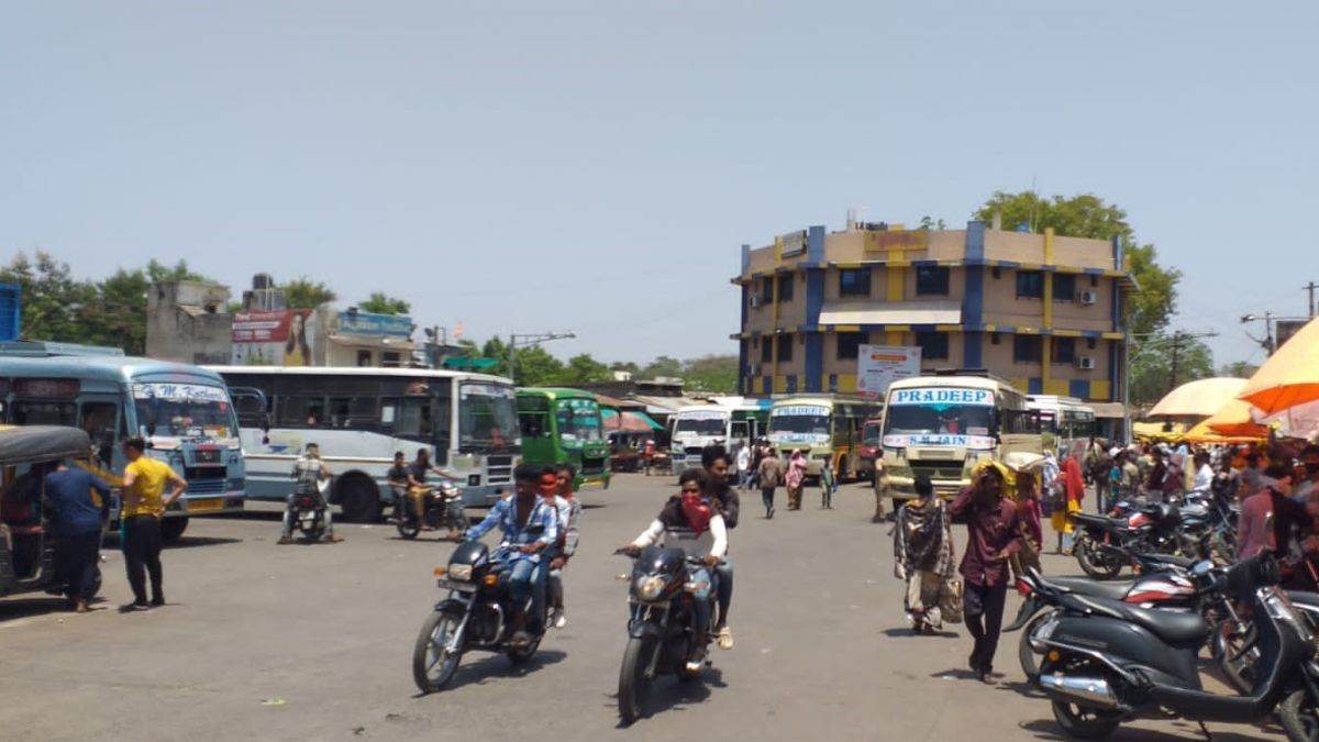 Jhabua Bus Stand झाबुआ बस स्टैंड पर गुजरात और राजस्थान की बसों पर लगी