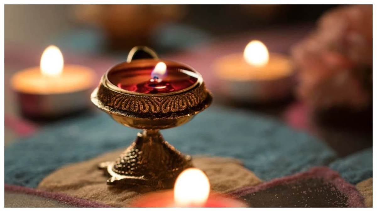 Vastu Tips: घर के मेन गेट पर जलाएं दीपक, परिवार की इन समस्याओं का होगा निवारण
