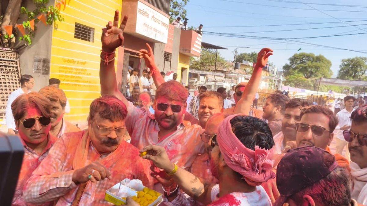 खुशियों में डूबा धार... दिन में होली, रात में मनी दीपावली, भोजशाला परिसर में उमड़ा जनसैलाब