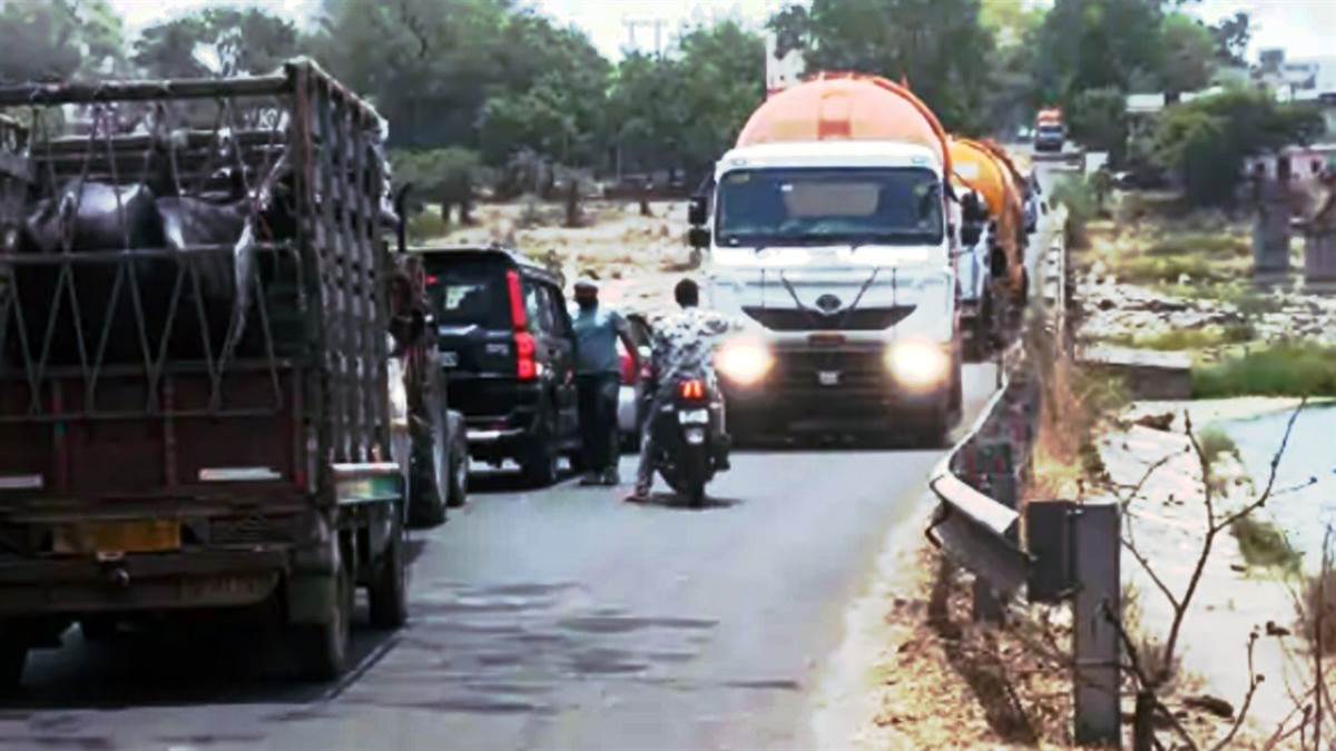 धार में कारम नदी पुल पर फंसा ट्राला, आठ घंटे थमा आवागमन, गर्मी में बेहाल हुए यात्री