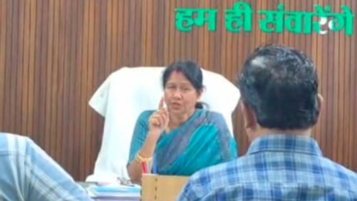 दुर्ग में दो विभागों के अधिकारियों को मेयर ने तीन घंटे बिठाये रखा, खबर लगते ही पहुंची पुलिस