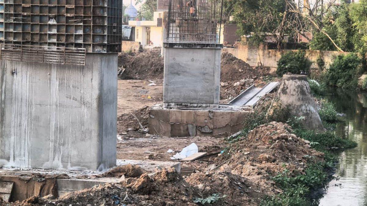 10 करोड़ के बिल का भुगतान सिर्फ 149 रुपये, एलिवेटेड रोड से टूटे सीवर चैंबरों की मरम्मत न कराने पर कंपनियों पर कार्रवाई