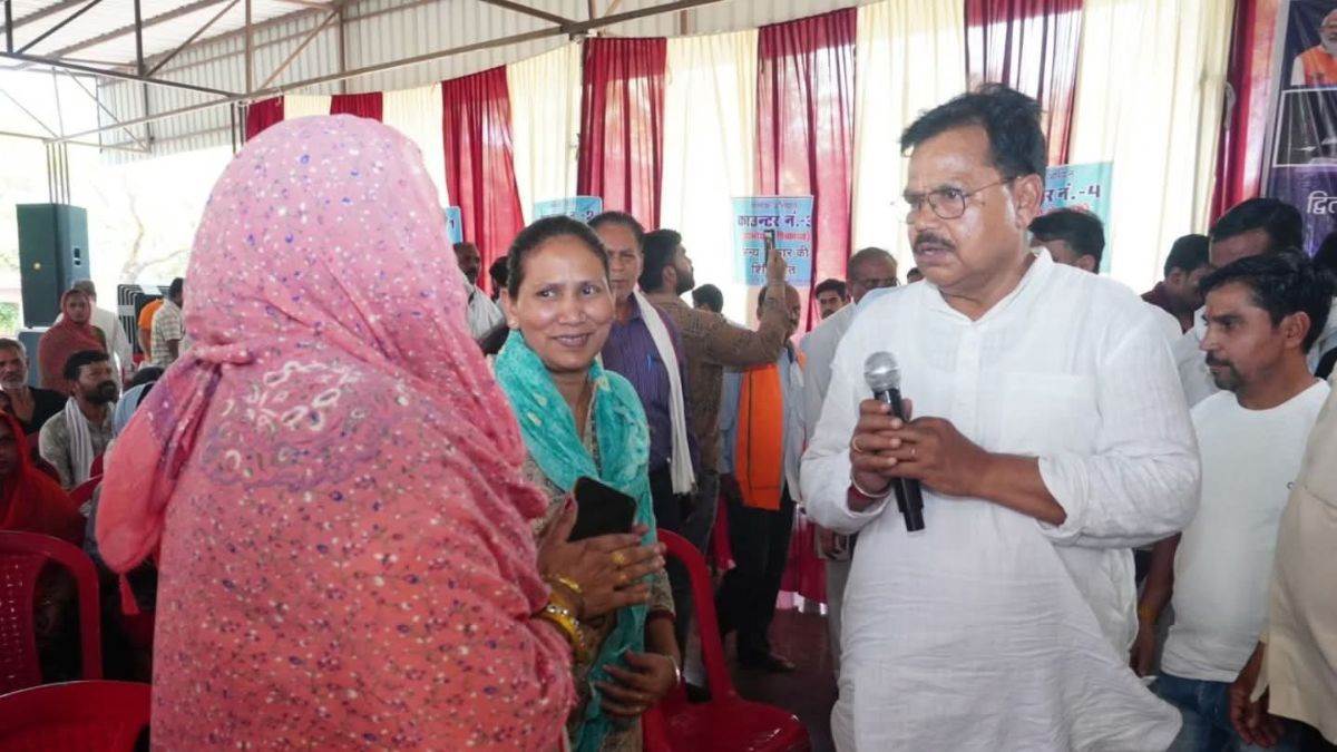 ग्वालियर में अधिकारियों ने लाइव डेमो देकर स्मार्ट मीटर के तेज चलने का दूर किया महिला का शक; 22 शिविरों में बड़ी संख्या में लोग पहुंचे
