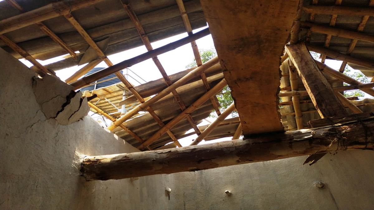 Ambikapur News : तेज अंधड़ से टंकी घर की छत पर गिरी, बाल बाल बचे लोग