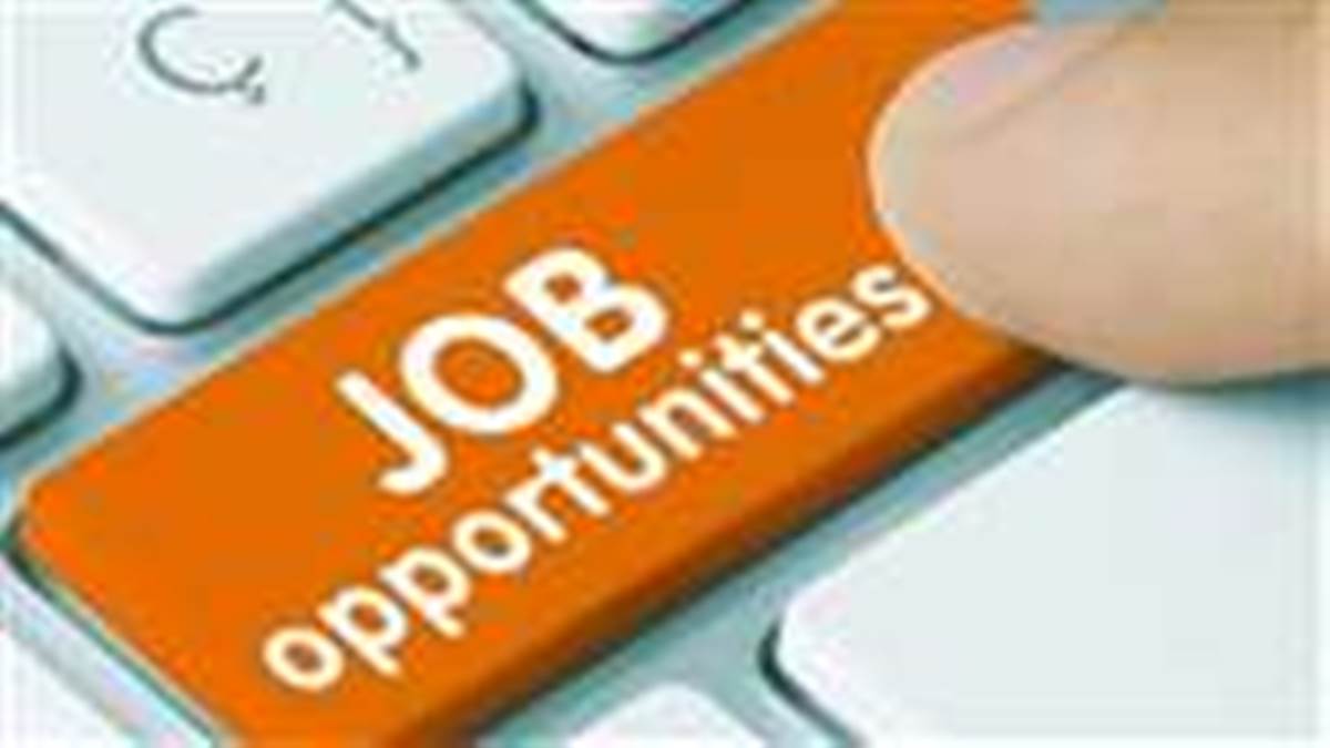 Jobs in Railway: रेलवे में सरकारी नौकरी का मौका, 1556 पोस्ट पर जल्द शुरू हो सकती है भर्ती