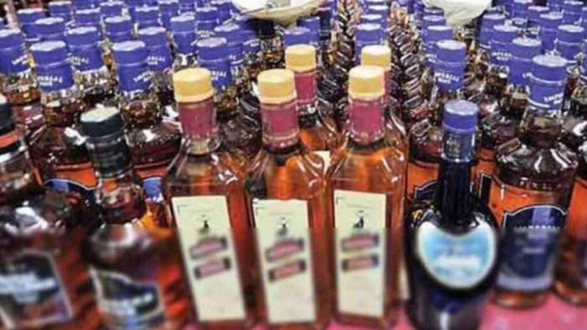 Alirajpur News: ग्रामीणों का आरोप- मदिरा का अवैध रूप से किया जा रहा था परिवहन, पुलिस ने शिकायत करने वालों पर ही दर्ज कर लिया केस