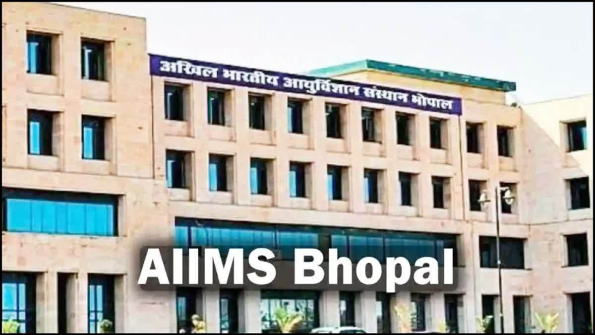 एम्स भोपाल में चिकित्सा का चमत्कार... रोबोटिक सर्जरी से 16 साल के किशोर की टेढ़ी रीढ़ की हड्डी का सफल ऑपरेशन