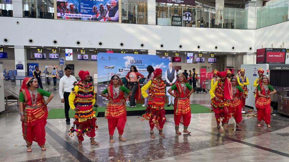 राजा भोज एयरपोर्ट पर 'अतिथि देवो भव': तिलक लगाकर हुआ यात्रियों का शाही स्वागत, लोक नृत्य देख झूम उठे मुसाफिर