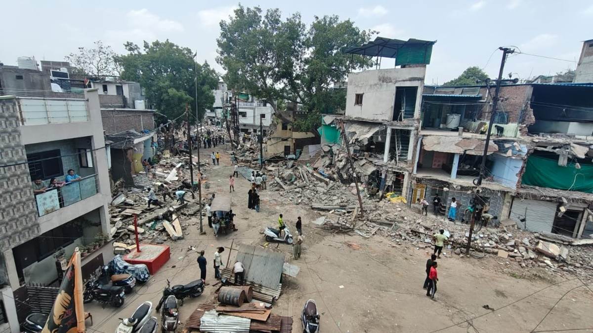 इंदौर के जूना रिसाला इलाके में अतिक्रमण पर चला बुलडोजर, कार्रवाई के दौरान लगी भीड़